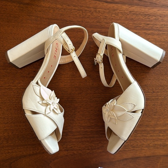 new CHiE by Chie Mihara Leather Flower Heel Sandals in Ivory White – size 10 - Picture 1 of 8